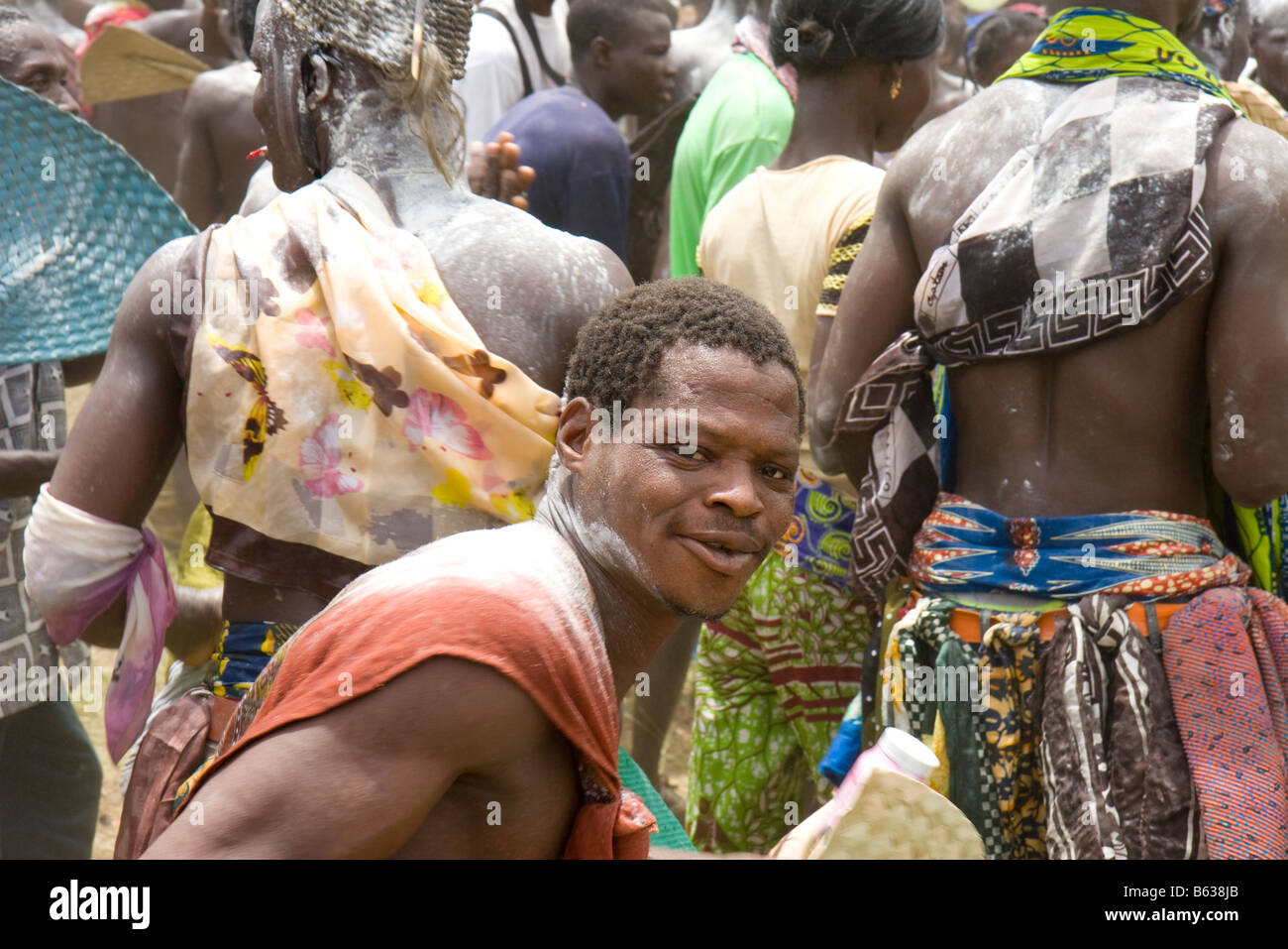Los jóvenes Kabye hombres bailan durante la ceremonia de iniciación anual llamado Festival, evala en la Kara de Togo. Foto de stock