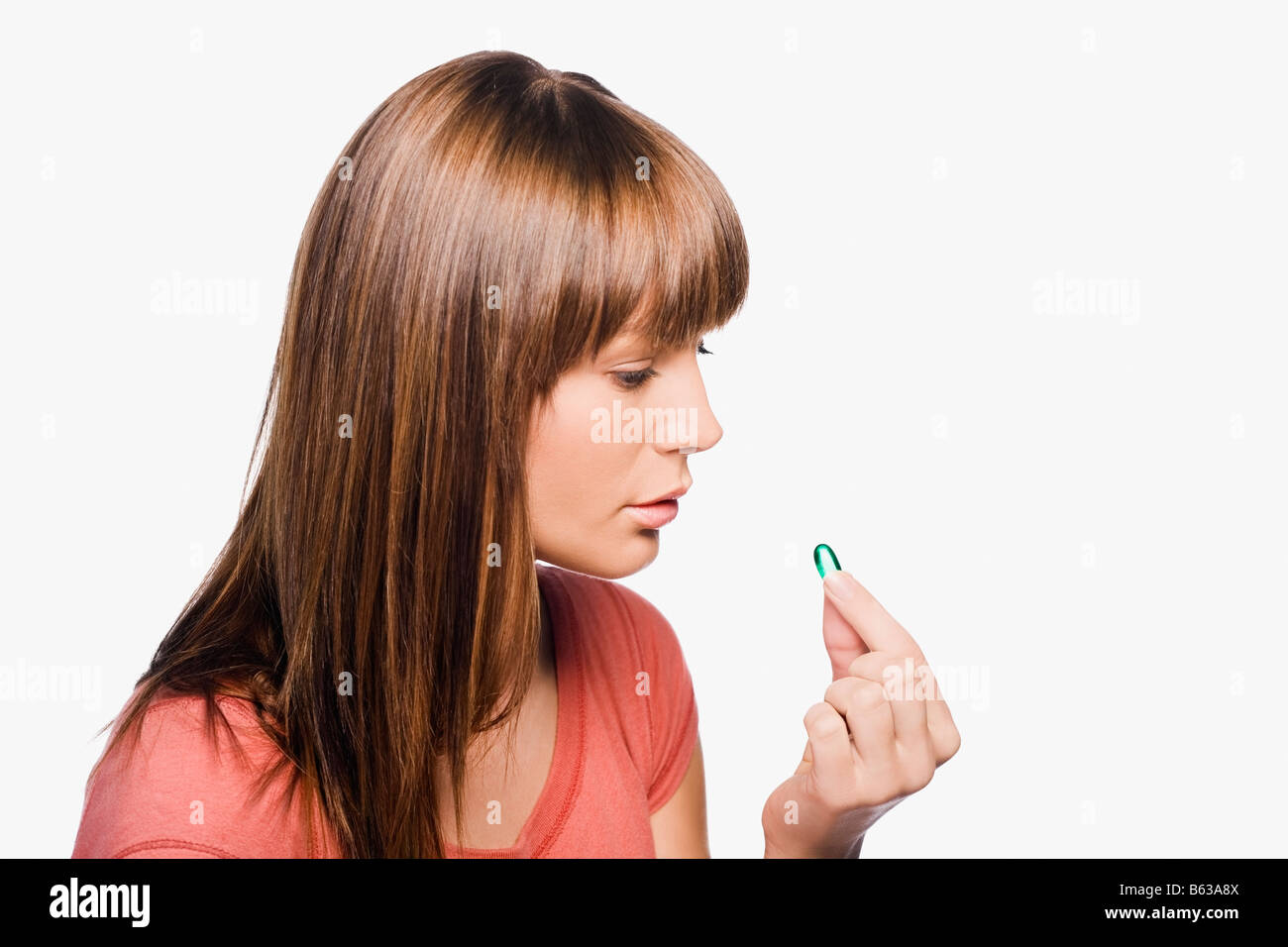 Close-up de una joven mujer tomar una píldora Foto de stock