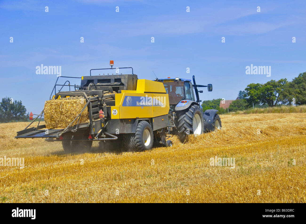 Empacadora cuadrada fotografías e imágenes de alta resolución - Alamy