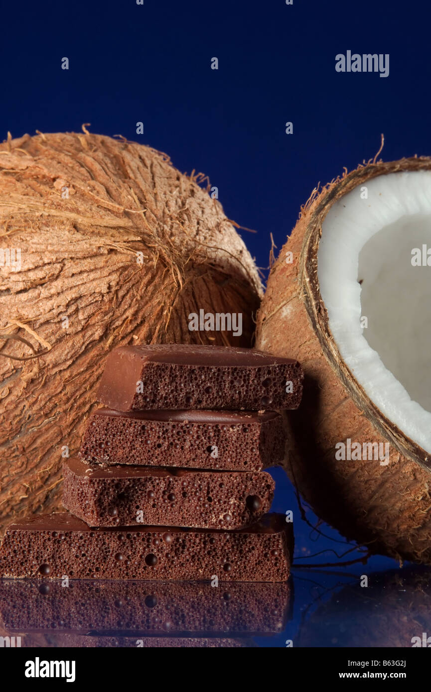 La palmera de coco le da al pueblo muchos las cosas necesarias Fotografía de  stock - Alamy