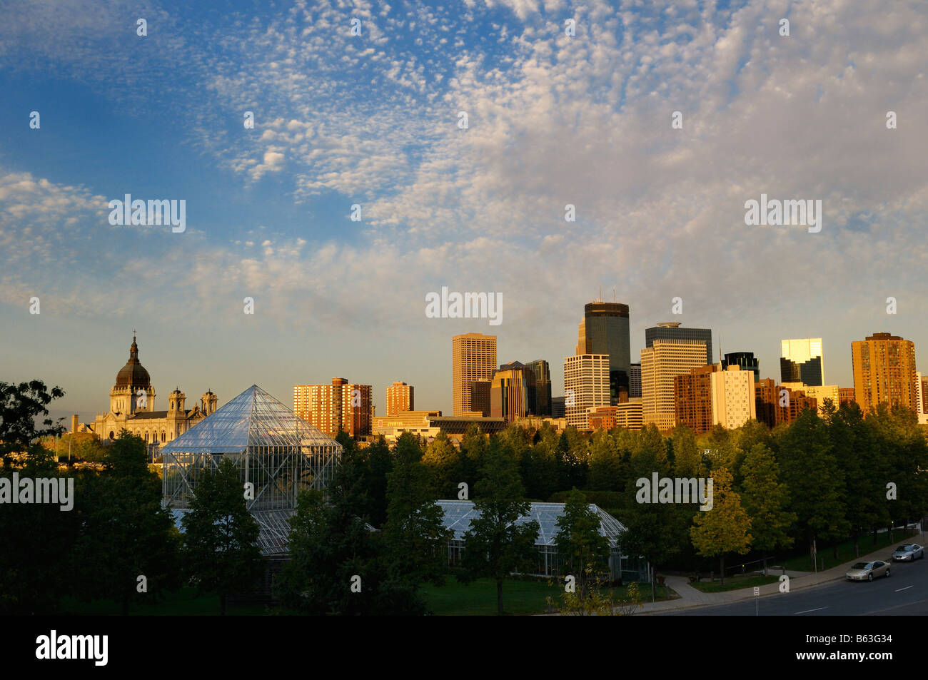 Vista de la puesta de sol de Minneapolis horizonte desde el Sculpture Garden invernaderos Foto de stock