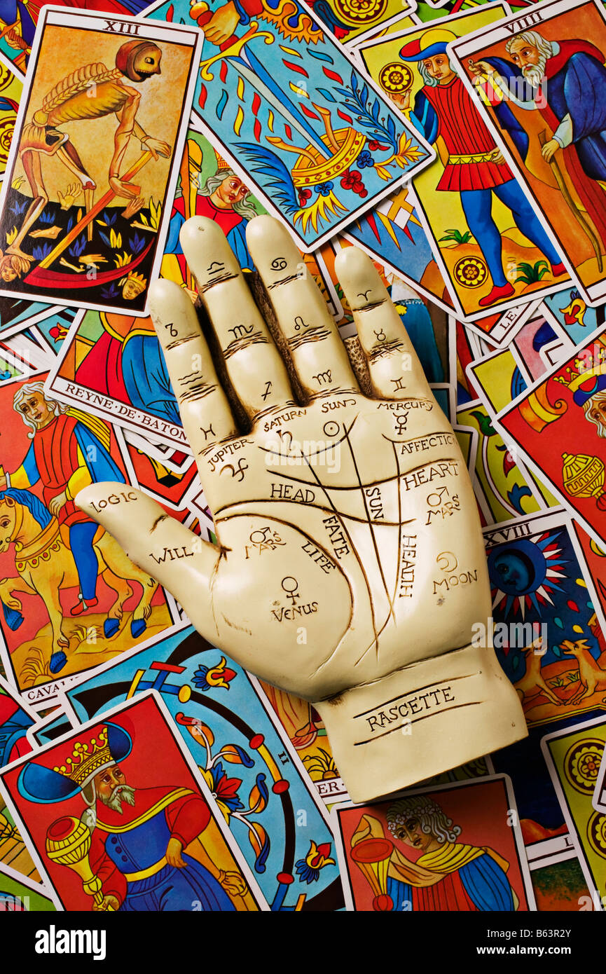 La lectura de la palma de la mano y mano de cartas del tarot Fotografía de  stock - Alamy