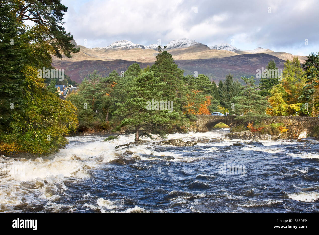 Cataratas de Dochart en plena crecida, Killin, Highlands escocesas Foto de stock