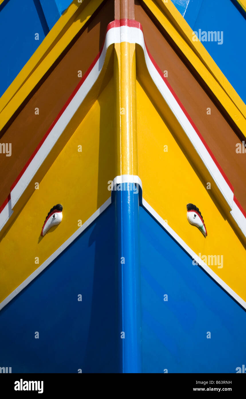 Las bandas de colores brillantes y los ojos de Osiris en la proa de un barco llamado tradicional maltesa luzzu en Malta Foto de stock