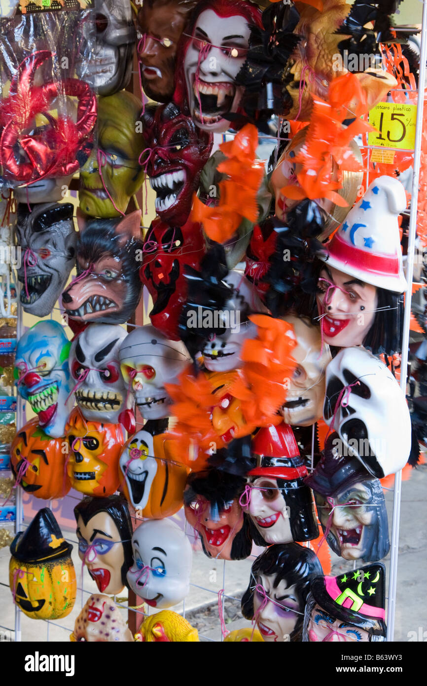 Oaxaca, México. Máscaras de plástico para las celebraciones del Día de los  muertos Fotografía de stock - Alamy