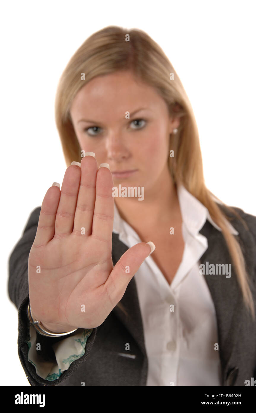 La mujer rubia en ropa de negocios con la mano hasta parada de señalización Foto de stock