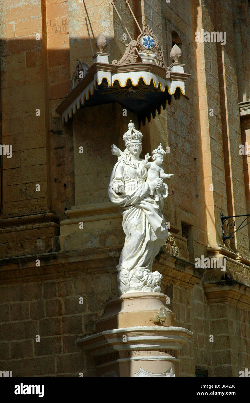Estatua de Nuestra Señora de las victorias en la Iglesia Mount Carmel Medina Malta Foto de stock