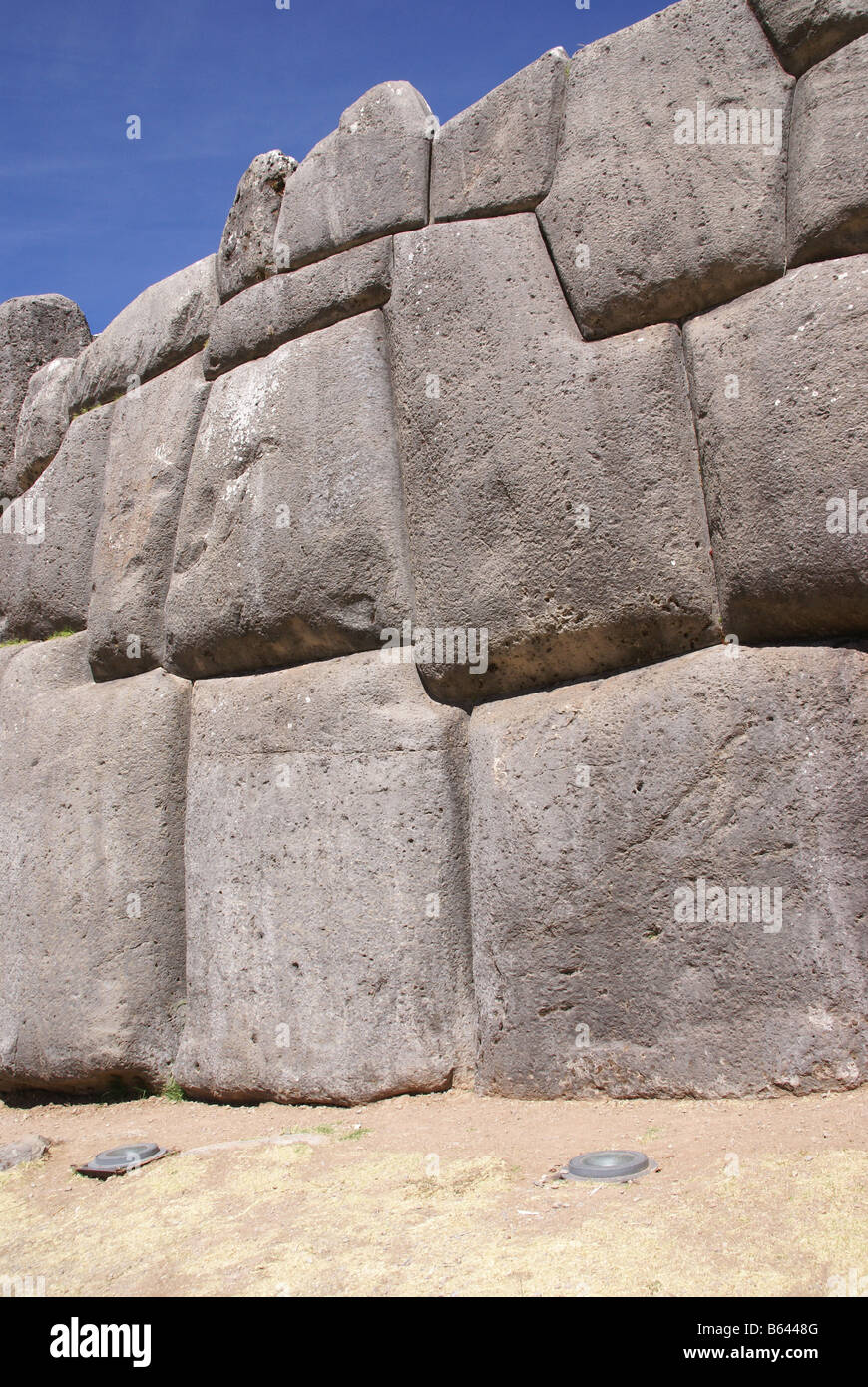 Enormes piedras en las paredes de la fortaleza Inca Sacsayhuaman Cusco Perú Sudamérica Foto de stock