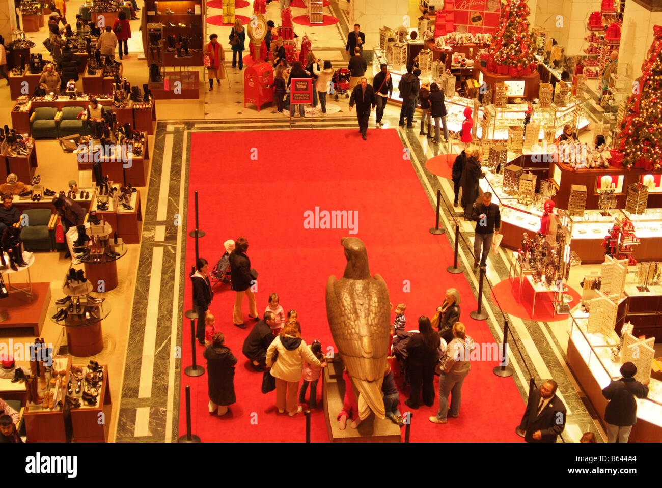 Macys department store holiday shopping en Philadelhia PA Foto de stock