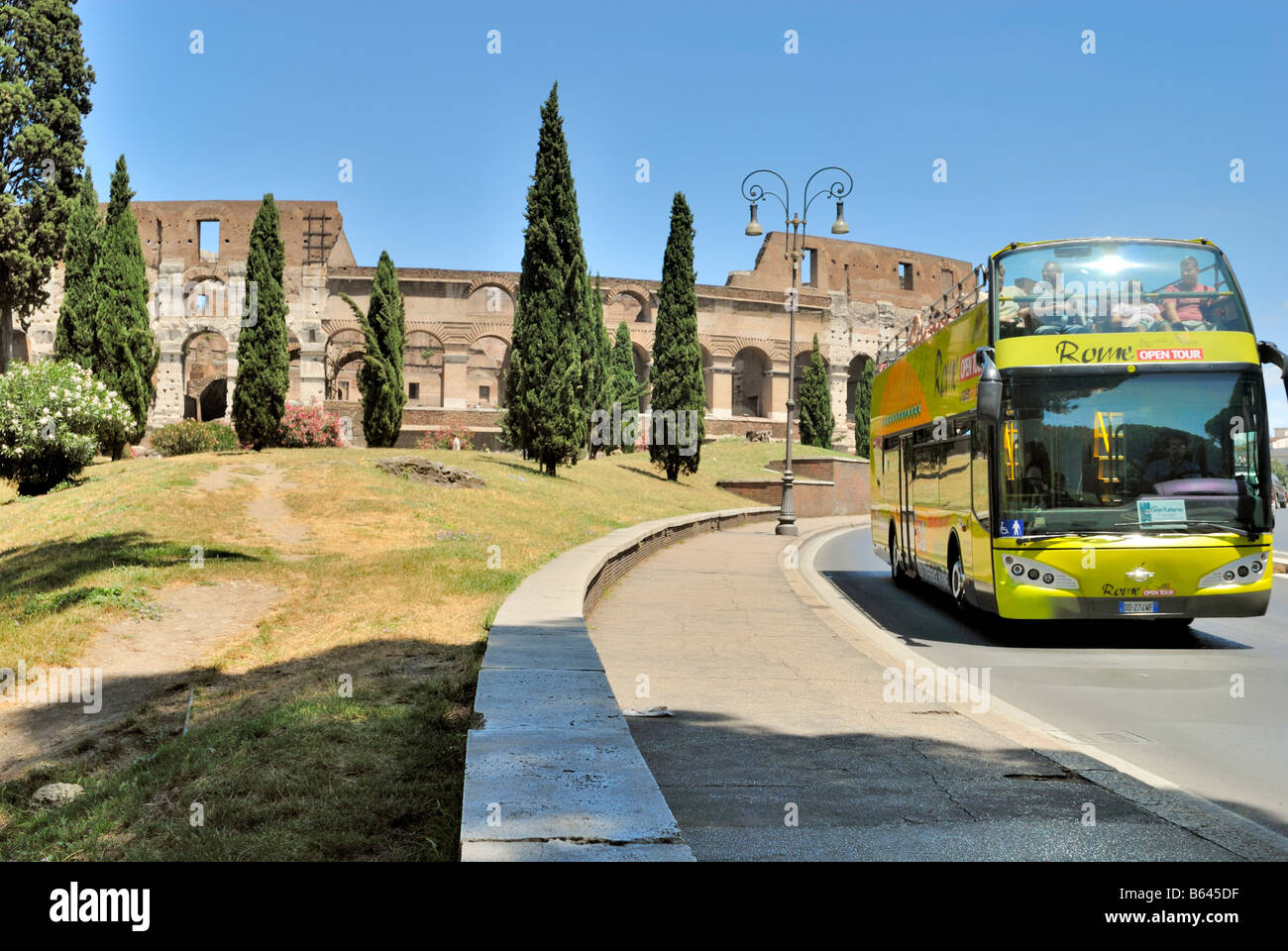 Open Top Bus en una excursión, cerca del Coliseo, Roma, Lazio, Italia, Europa. Foto de stock