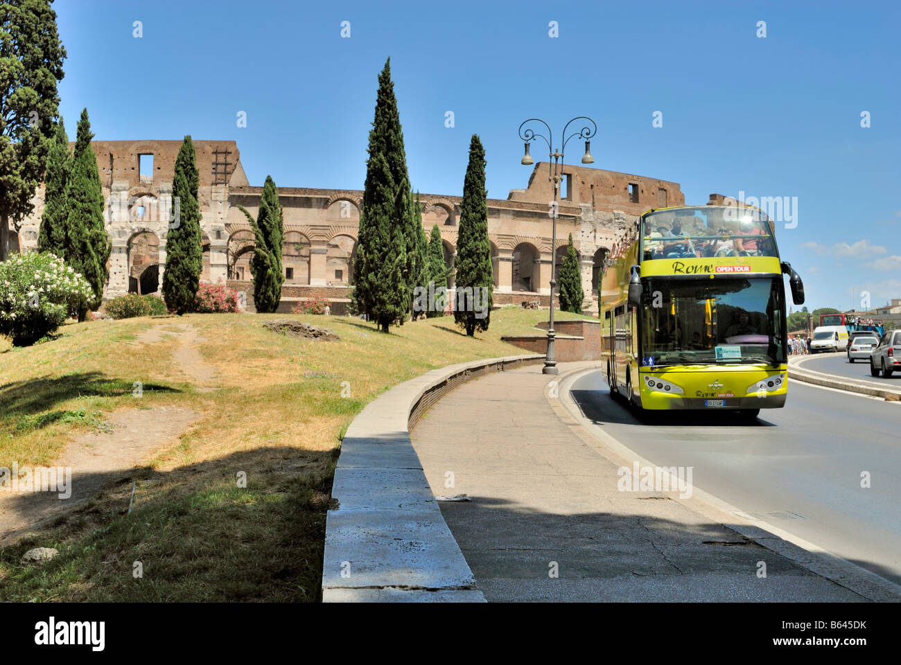 Open Top Bus en una excursión, cerca del Coliseo, Roma, Lazio, Italia, Europa. Foto de stock