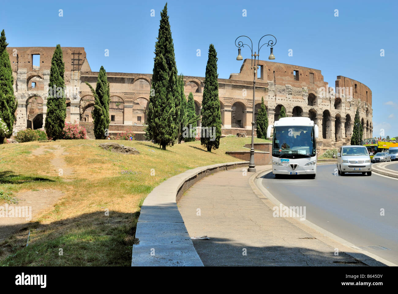 Un autobús blanco sobre una excursión cerca del Coliseo, Roma, Lazio, Italia, Europa. Foto de stock