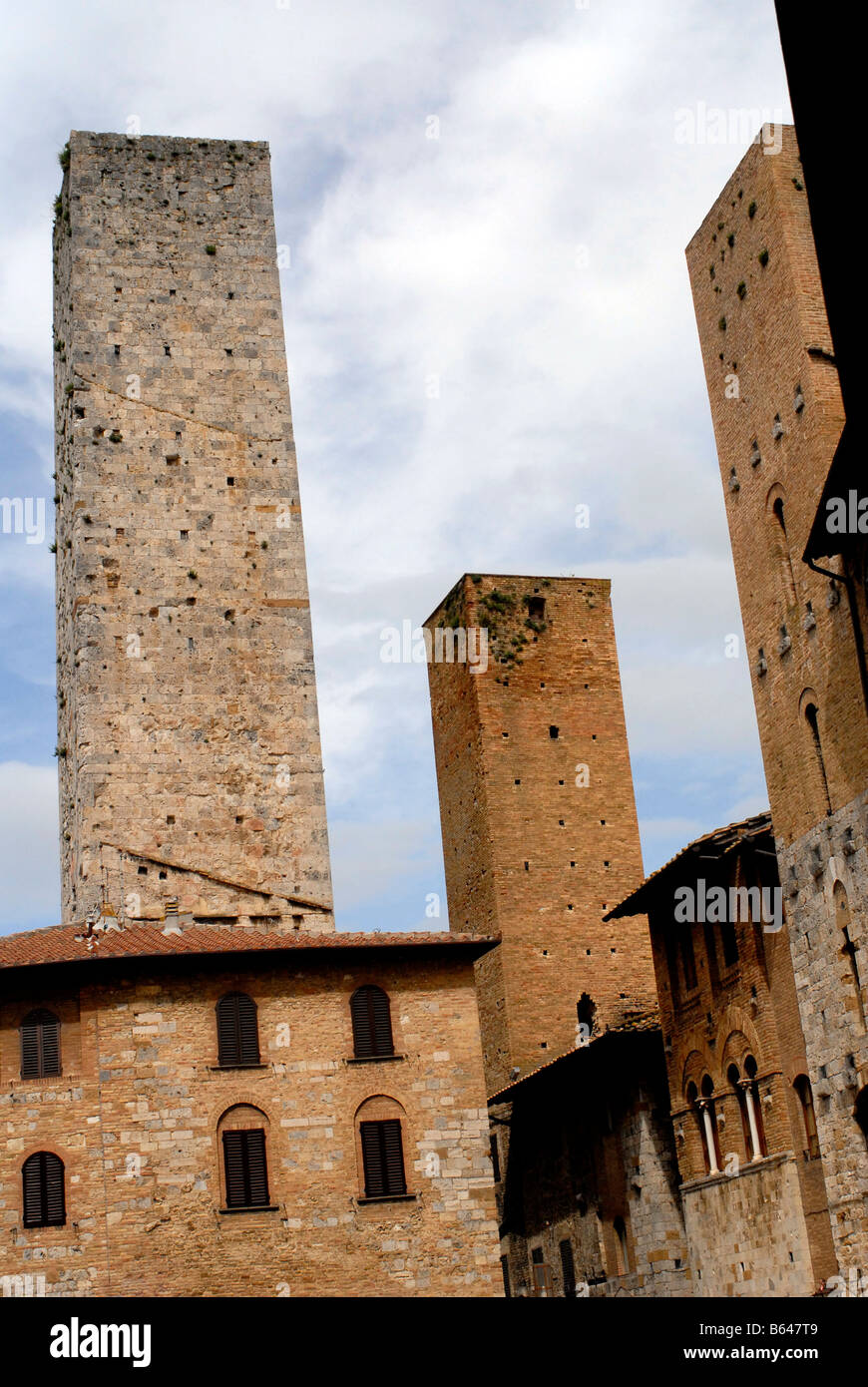 Edificios en el casco antiguo de la ciudad de San Gimignano en la Toscana, Italia Foto de stock