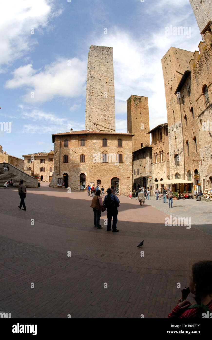 Edificios en el casco antiguo de la ciudad de San Gimignano en la Toscana, Italia Foto de stock