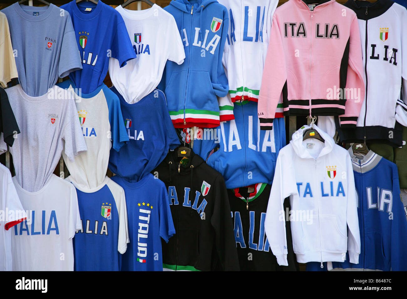 Ropa deportiva de la marca 'Italia' en la venta en el mercado se atasque en  Florencia, Italia Fotografía de stock - Alamy