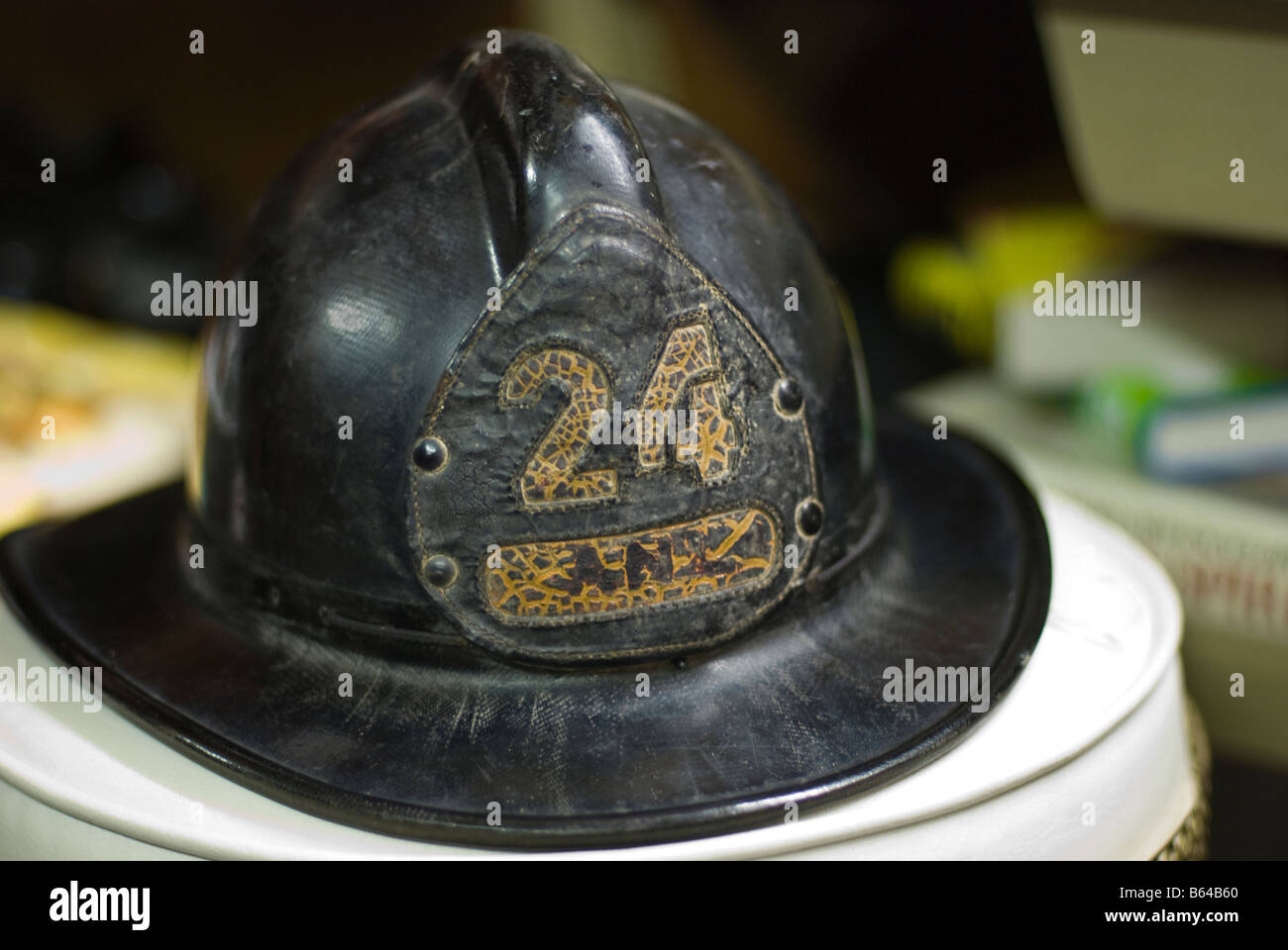 Antiguo casco del bombero Fotografía de stock - Alamy