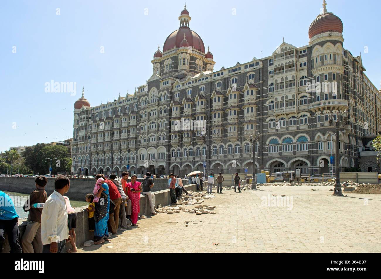 Personas a lo largo de la costanera de la puerta de la India en la parte delantera del Hotel Taj Mahal Mumbai, India Foto de stock