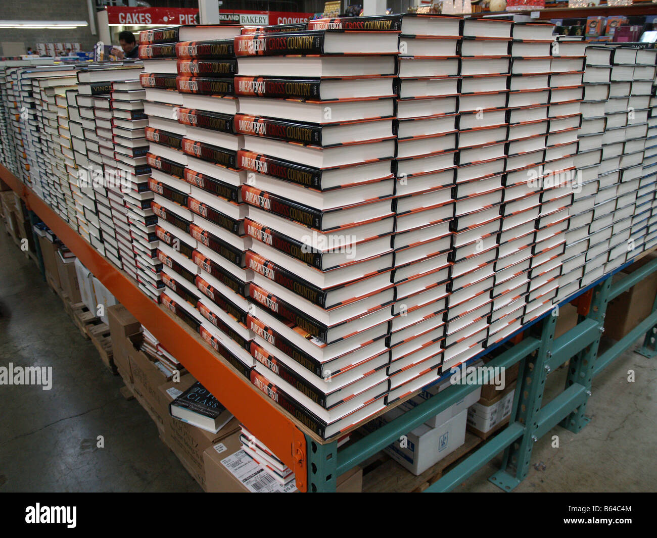 Pilas de libros para la venta en una tienda Costco Wholesale caja grande en  los Estados Unidos Fotografía de stock - Alamy