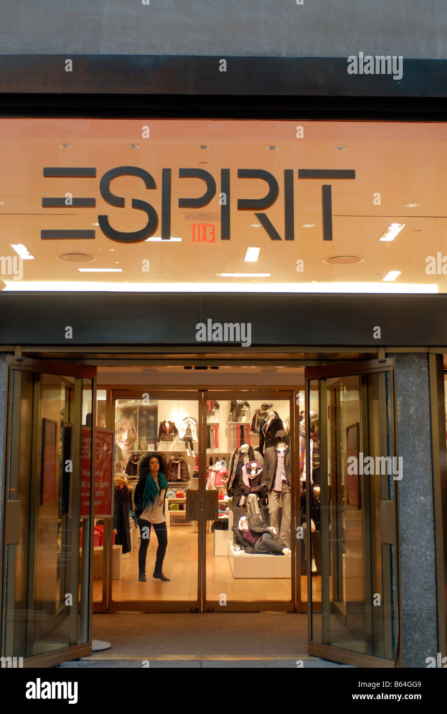 Un Esprit tienda de ropa en la Quinta Avenida de Nueva York Fotografía de  stock - Alamy