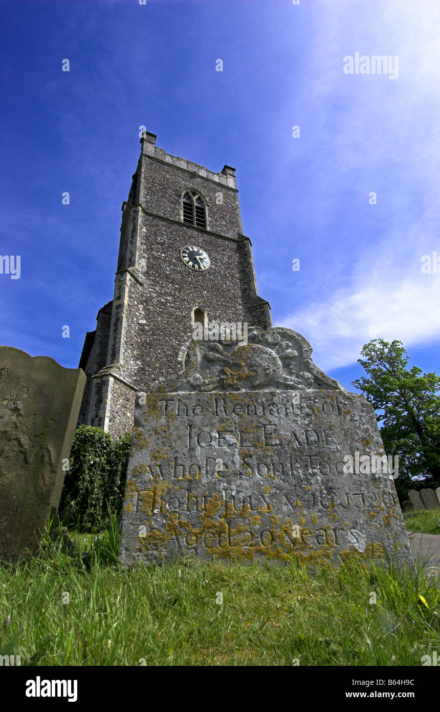 Un amplio ángulo de visión, mirando hacia la iglesia en Saxmundham muertes con un antiguo jefe lápida delante Foto de stock