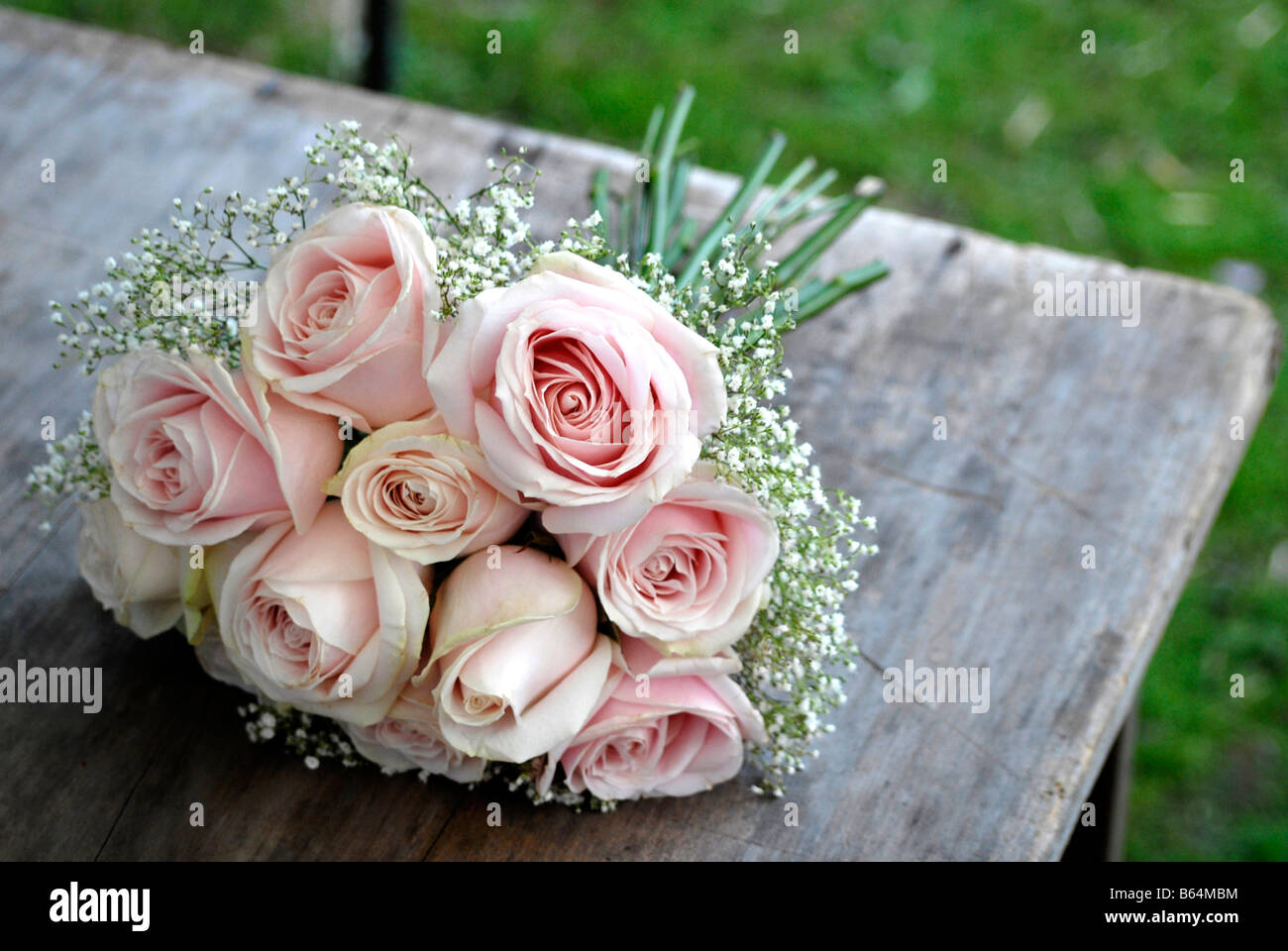 Boda ramo de rosas rosas sobre una mesa de madera Foto de stock