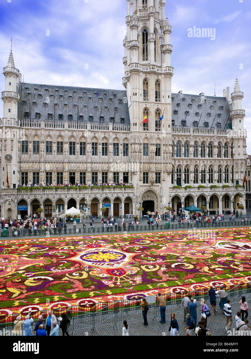 Alfombra de Flores y el ayuntamiento en la Grand Place, Bruselas, Brabante,  Bélgica, Europa Fotografía de stock - Alamy
