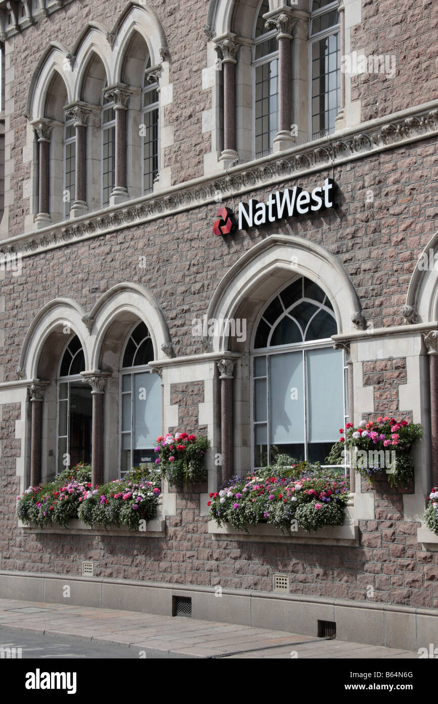 Natwest Bank en lugar de biblioteca en St Helier Jersey, en las islas del Canal de la Mancha Foto de stock
