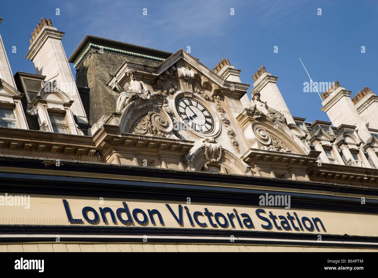 Fachada y reloj en la estación Victoria de Londres. Foto de stock