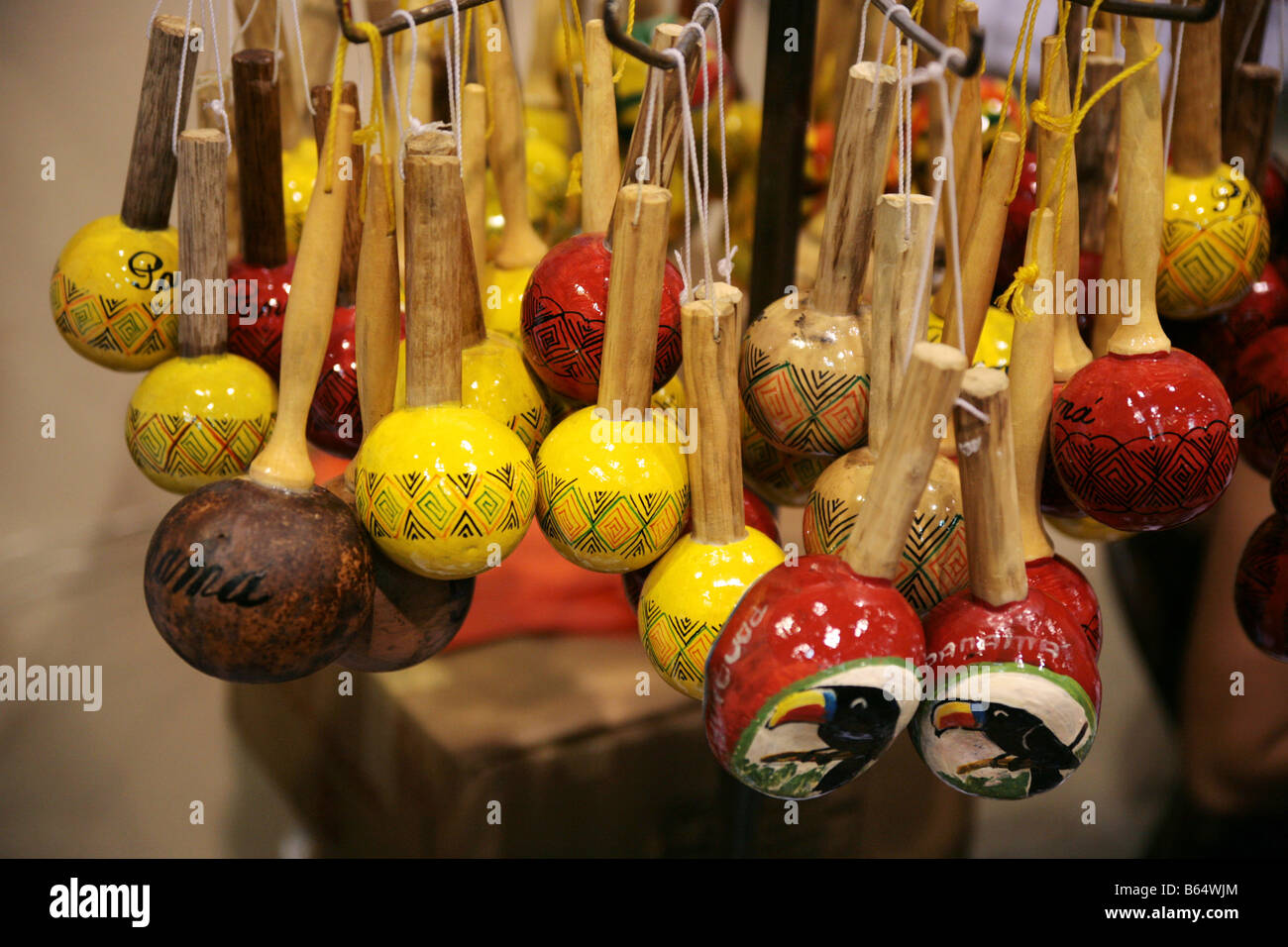 Las Maracas en la exhibición en un mercado de artesanías en la Ciudad de Panamá Fotografía de