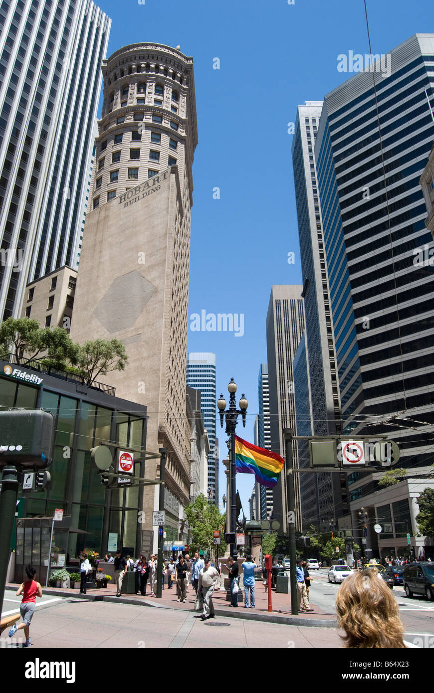 Market Street en San Francisco, California, con una bandera del arco iris Foto de stock