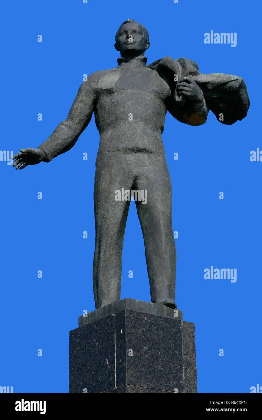 Estatua del primer hombre en el espacio, el cosmonauta Yuri Gagarin en