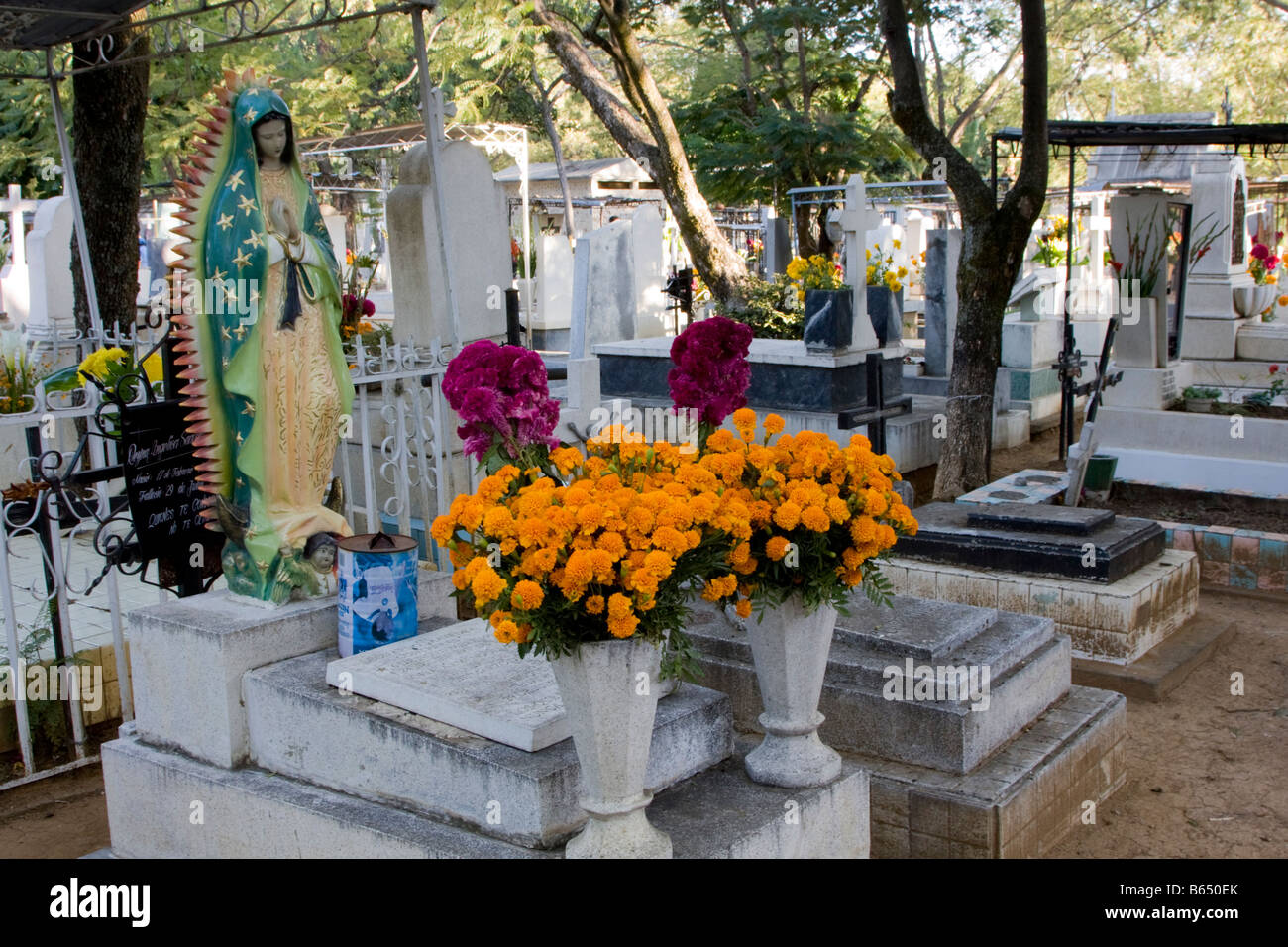 Oaxaca, México. Celebración del Día de los Muertos, decorado tumba