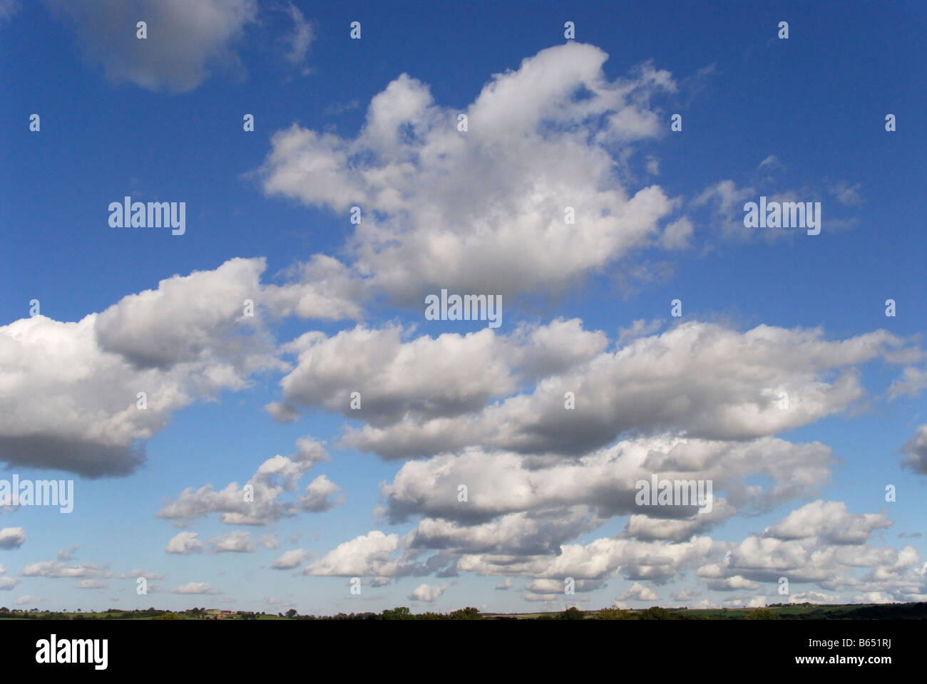 Las nubes cúmulos sobre Normandía, Francia Foto de stock