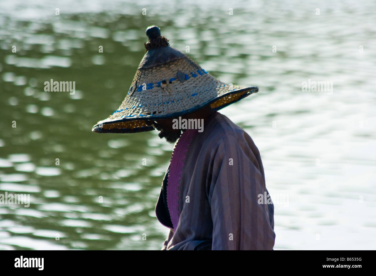 Viejo hombre que llevaba un sombrero tradicional Tingade en St Louis en  Senegal, África Fotografía de stock - Alamy
