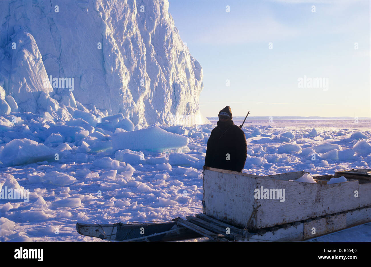Cazador Inuit junto a un iceberg a Lancaster sound, Canadá Foto de stock