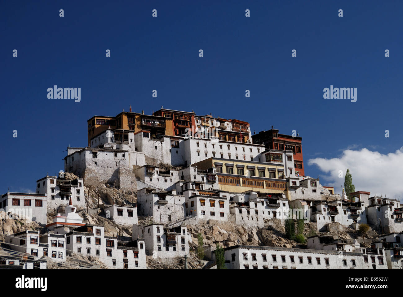 Monasterio de Thiksey es famoso monasterio de Ladakh es uno de los más bello monasterio Foto de stock