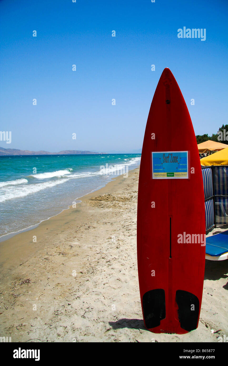 Un rojo de surf en la arena de una playa en Kos, Grecia Fotografía de stock  - Alamy
