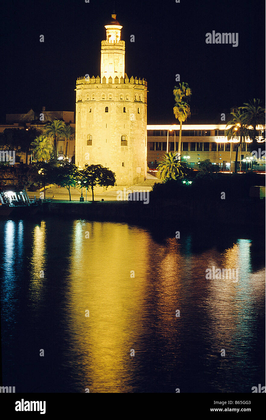 Torre del Oro y el río Guadalquivir. La vista de noche. Sevilla. Andalucía. España. Foto de stock