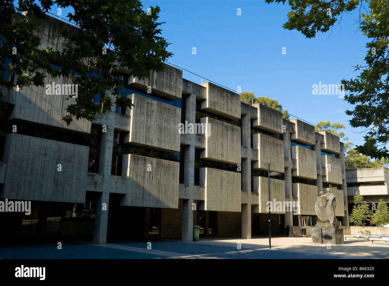 Arquitectura Brutalist en Macquarie University, una universidad moderna en los suburbios del noroeste de Sydney, Australia. Modernismo; brutalismo Foto de stock