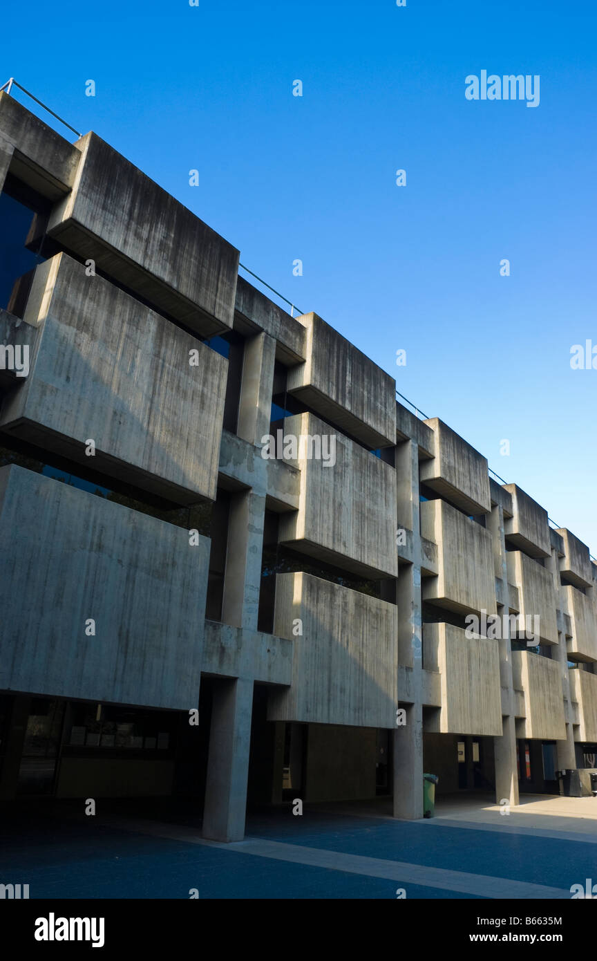 Brutalist arquitectura en la Universidad de Macquarie. Una universidad moderna en los suburbios de Sydney, Australia. Universidad de Australia. Brutalismo; campus Foto de stock