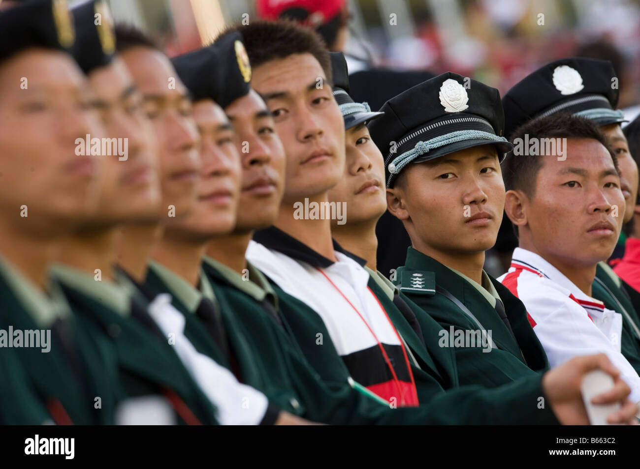 Policías chinos descansar sus 'quiet' carteles sobre la hierba durante la ronda final de la Copa del Mundo de Omega 2008 de Golf Foto de stock