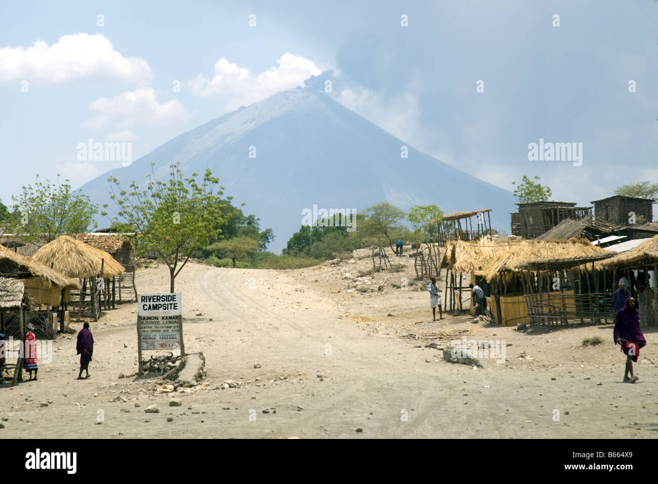 Erupción de Ol Doinyo Lengai en 2007 vista desde Engare Sero village Tanzania Foto de stock