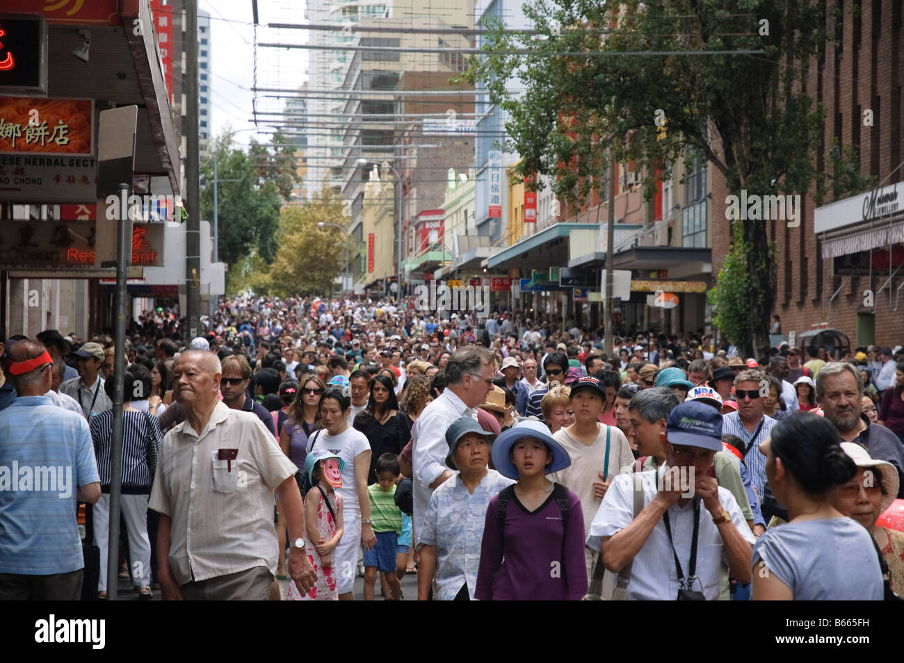 Las multitudes Sussex Street, Chinatown, Sydney, justo después del desfile del Año Nuevo Chino. Diversas; diversidad; multitud multicultural; la gente de Asia Australia Foto de stock