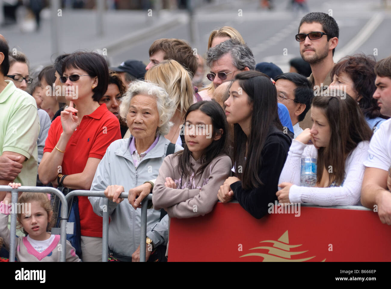 Los espectadores ver el desfile del Año Nuevo Chino Foto de stock