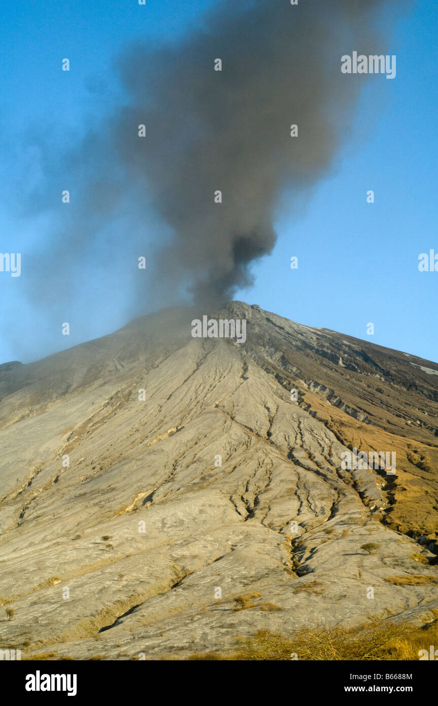 Erupción de Ol Doinyo Lengai Tanzania en 2007 Foto de stock