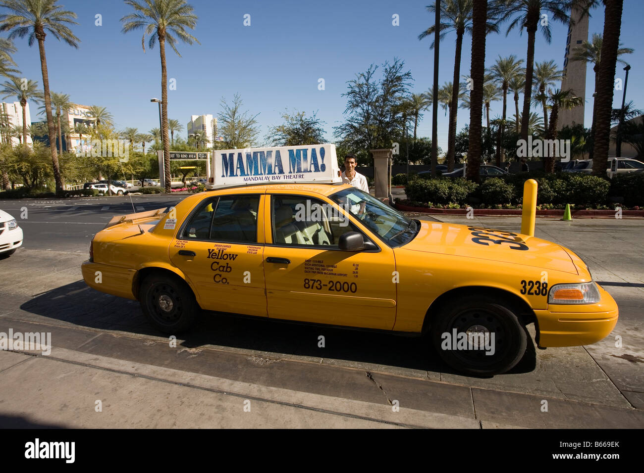 Las Vegas amarillo taxi publicidad Mama Mia Fotografía de stock - Alamy