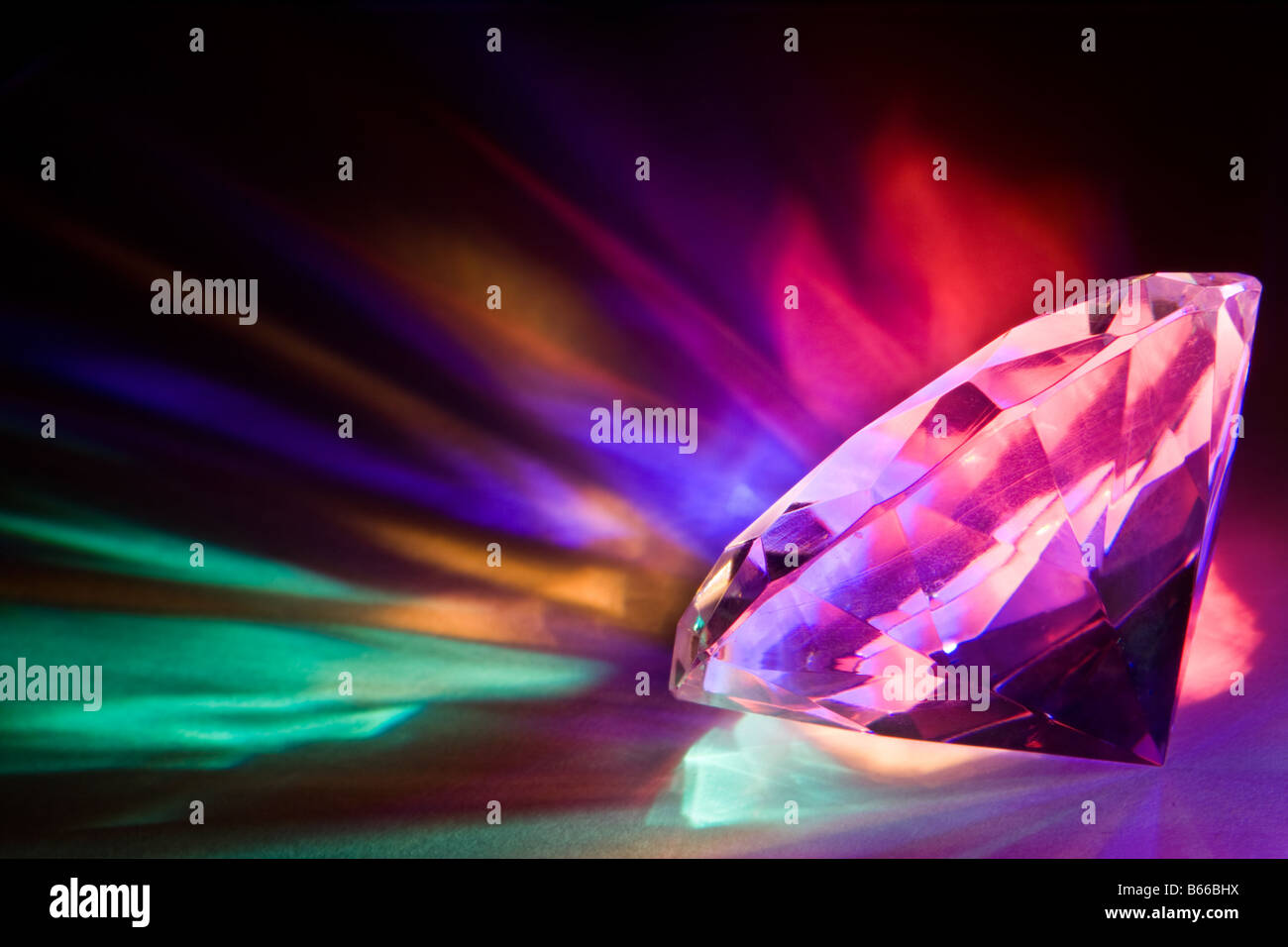La luz dispersada a través de un gran cristal en colores del arco iris Foto de stock