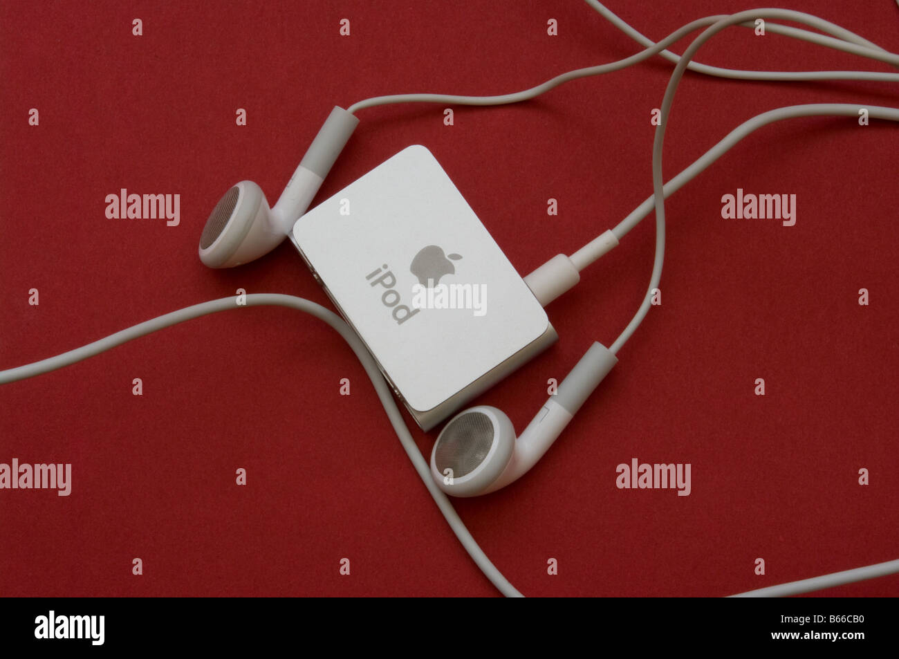 Apple iPOD y auriculares contra un fondo rojo Fotografía de stock - Alamy