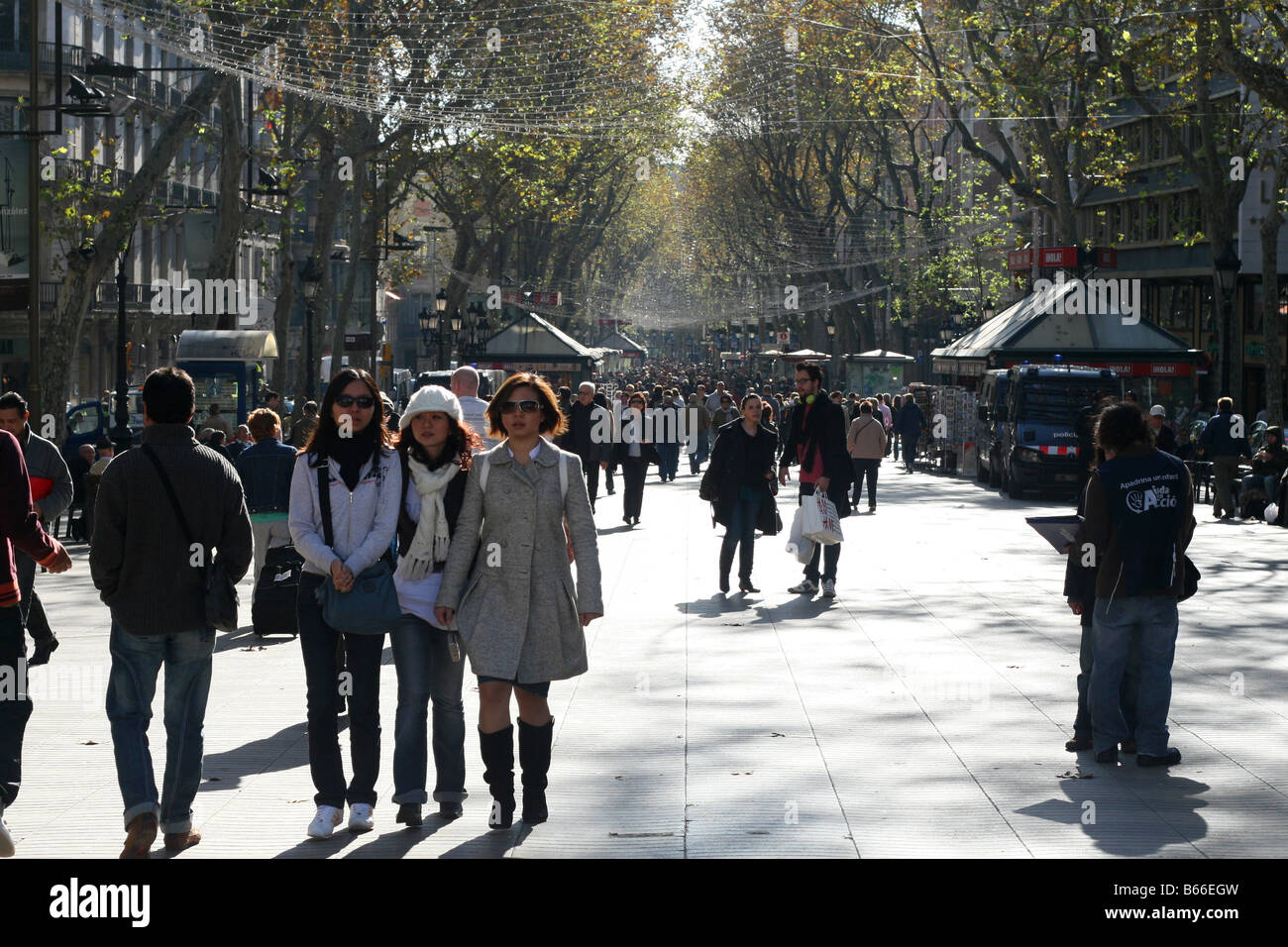 Una escena en la calle tomadas en La Rambla de Barcelona en el soleado día de invierno Foto de stock
