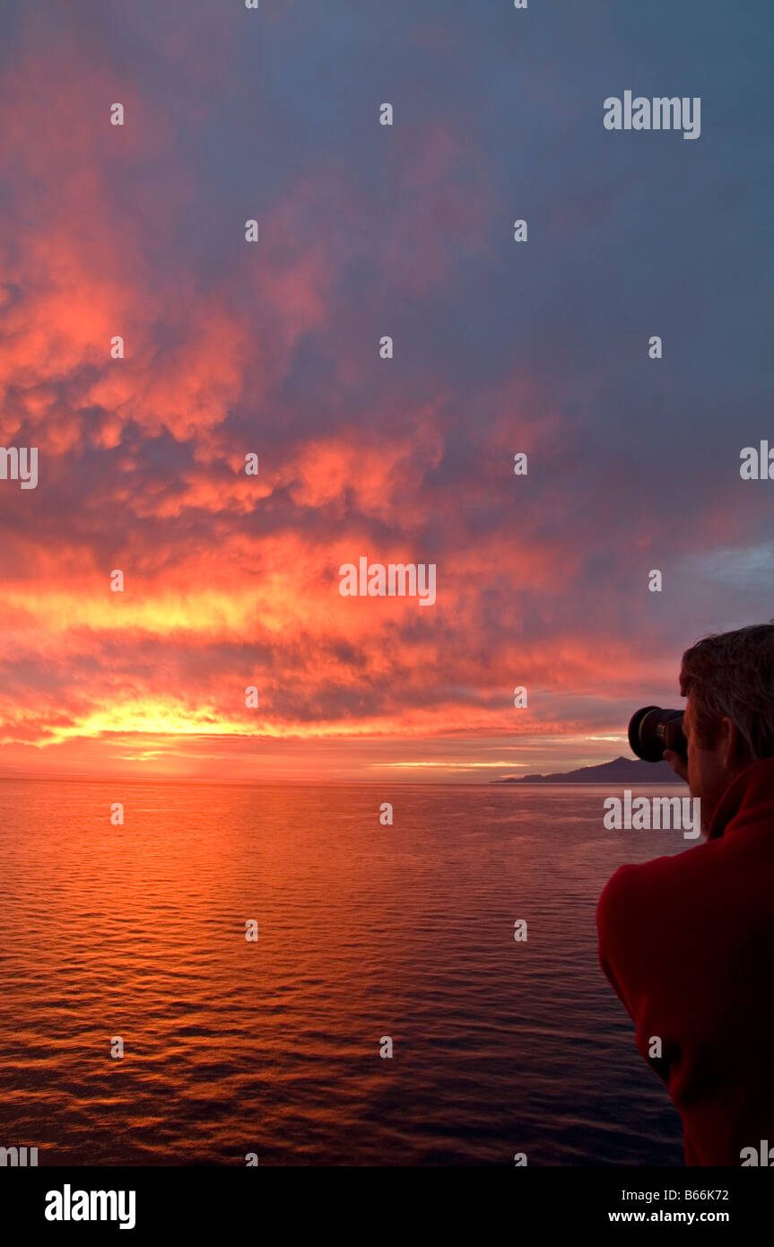 Fotógrafo disparar atardecer en el Mar de Cortez Foto de stock
